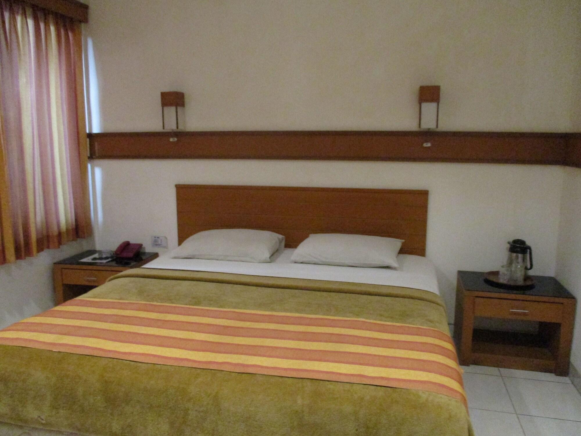 Hotel Caravan Tanah Abang Джакарта Екстериор снимка