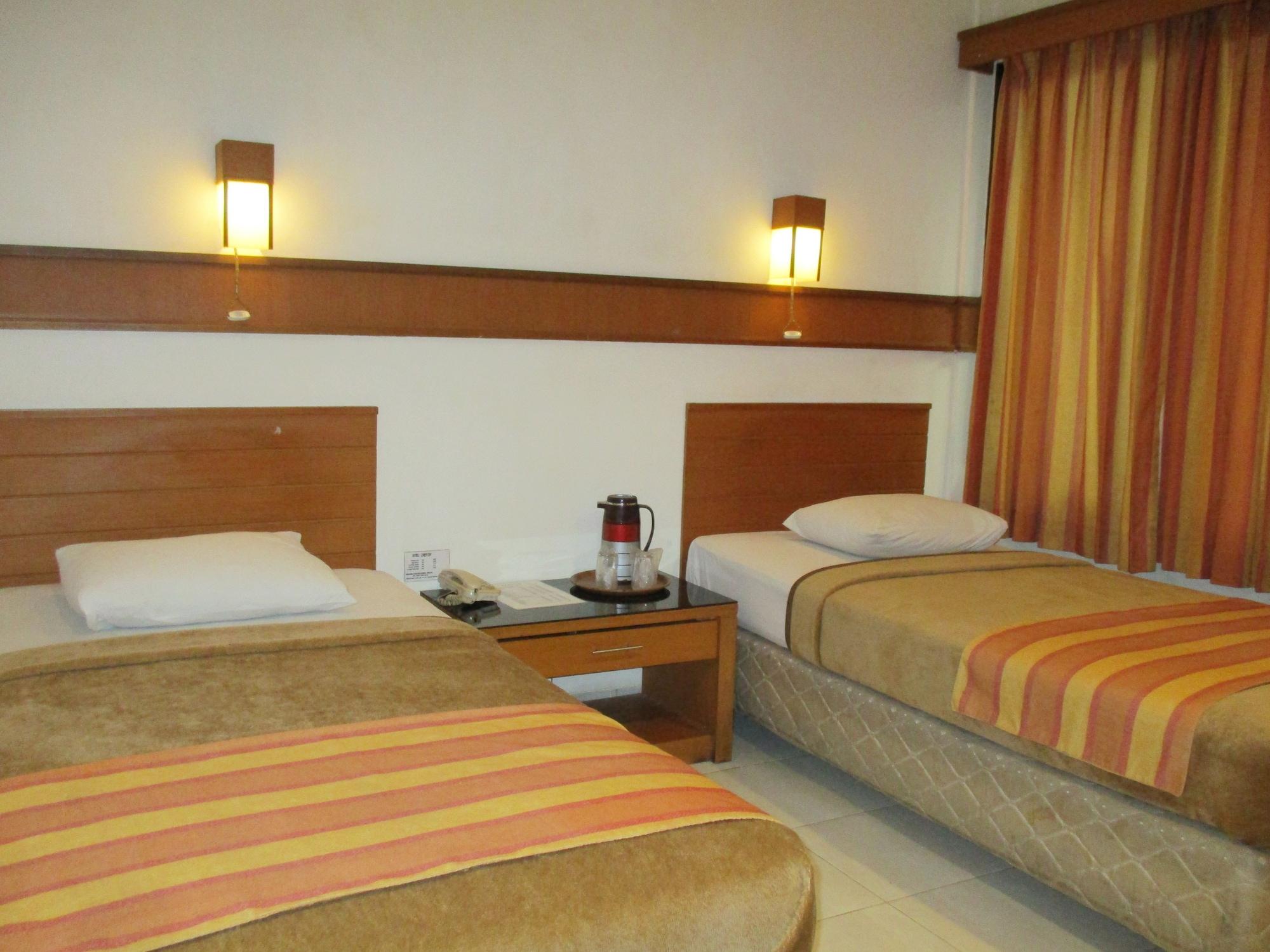 Hotel Caravan Tanah Abang Джакарта Екстериор снимка