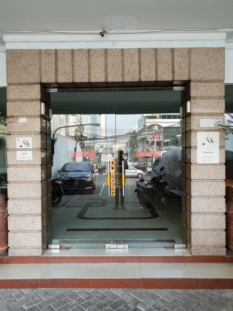 Hotel Caravan Tanah Abang Джакарта Екстериор снимка