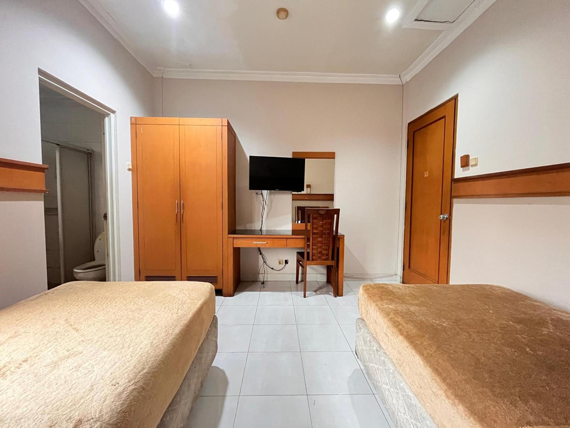 Hotel Caravan Tanah Abang Джакарта Екстериор снимка