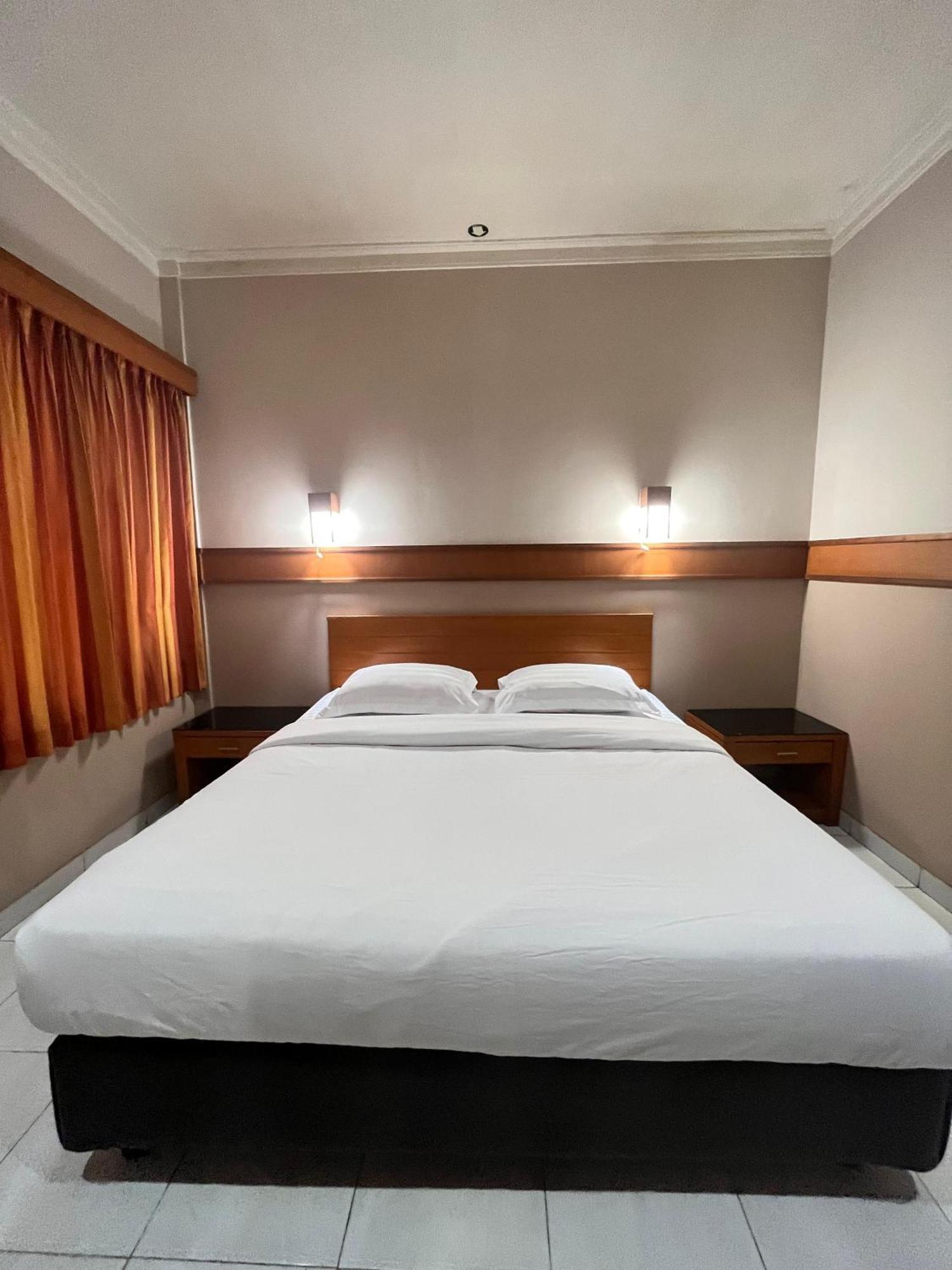 Hotel Caravan Tanah Abang Джакарта Екстериор снимка
