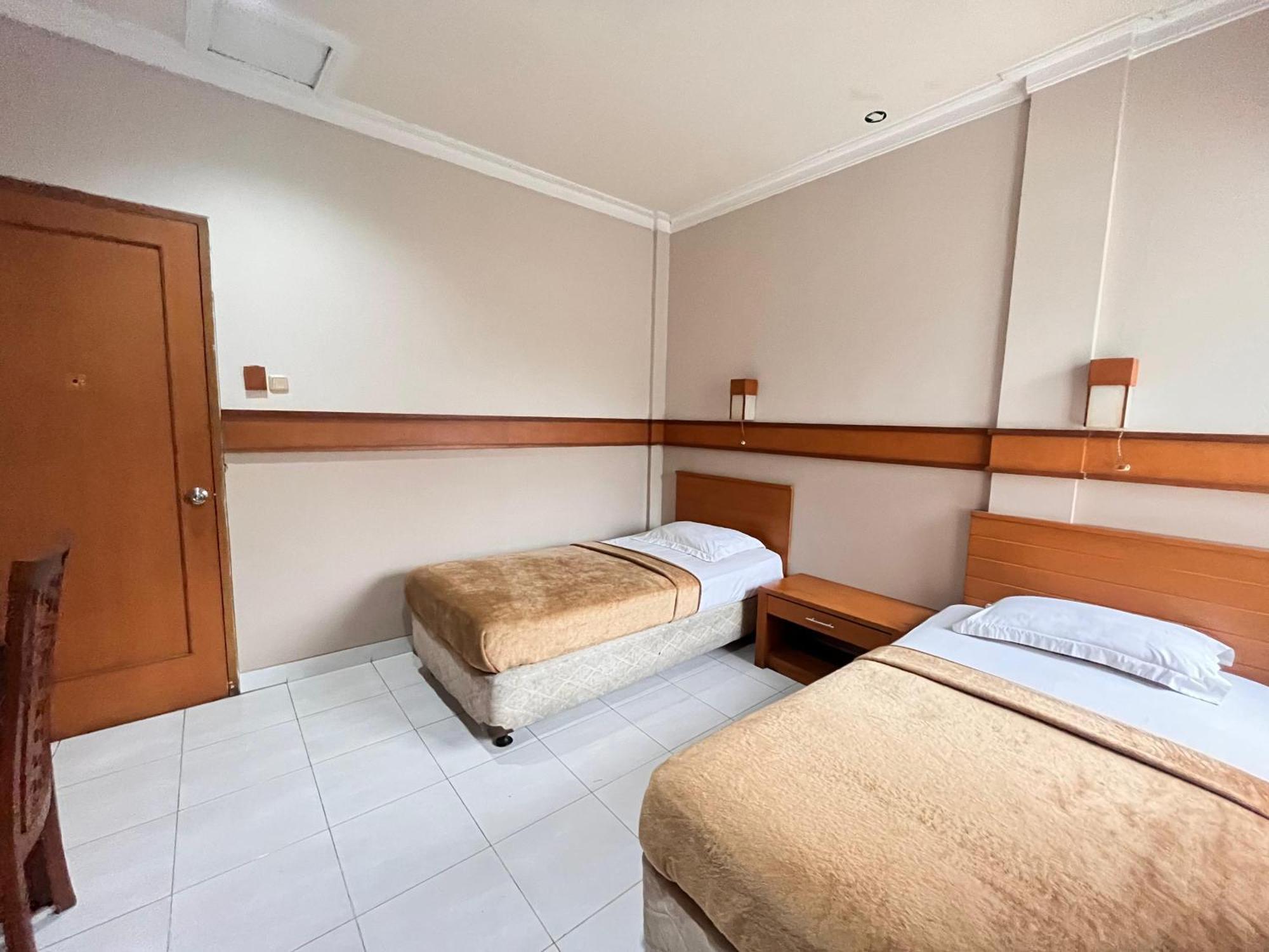 Hotel Caravan Tanah Abang Джакарта Екстериор снимка