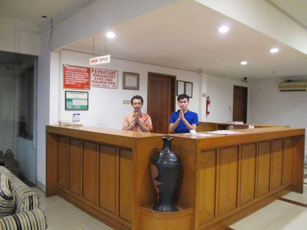 Hotel Caravan Tanah Abang Джакарта Екстериор снимка