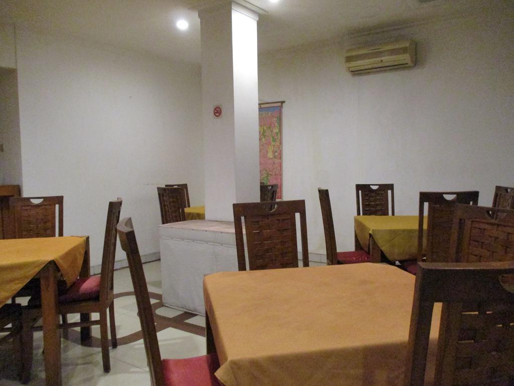 Hotel Caravan Tanah Abang Джакарта Екстериор снимка