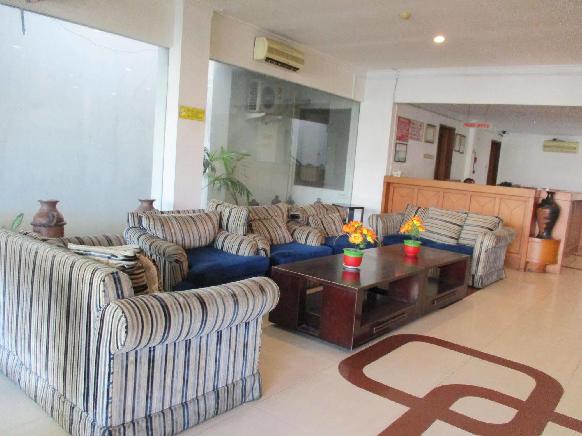 Hotel Caravan Tanah Abang Джакарта Екстериор снимка