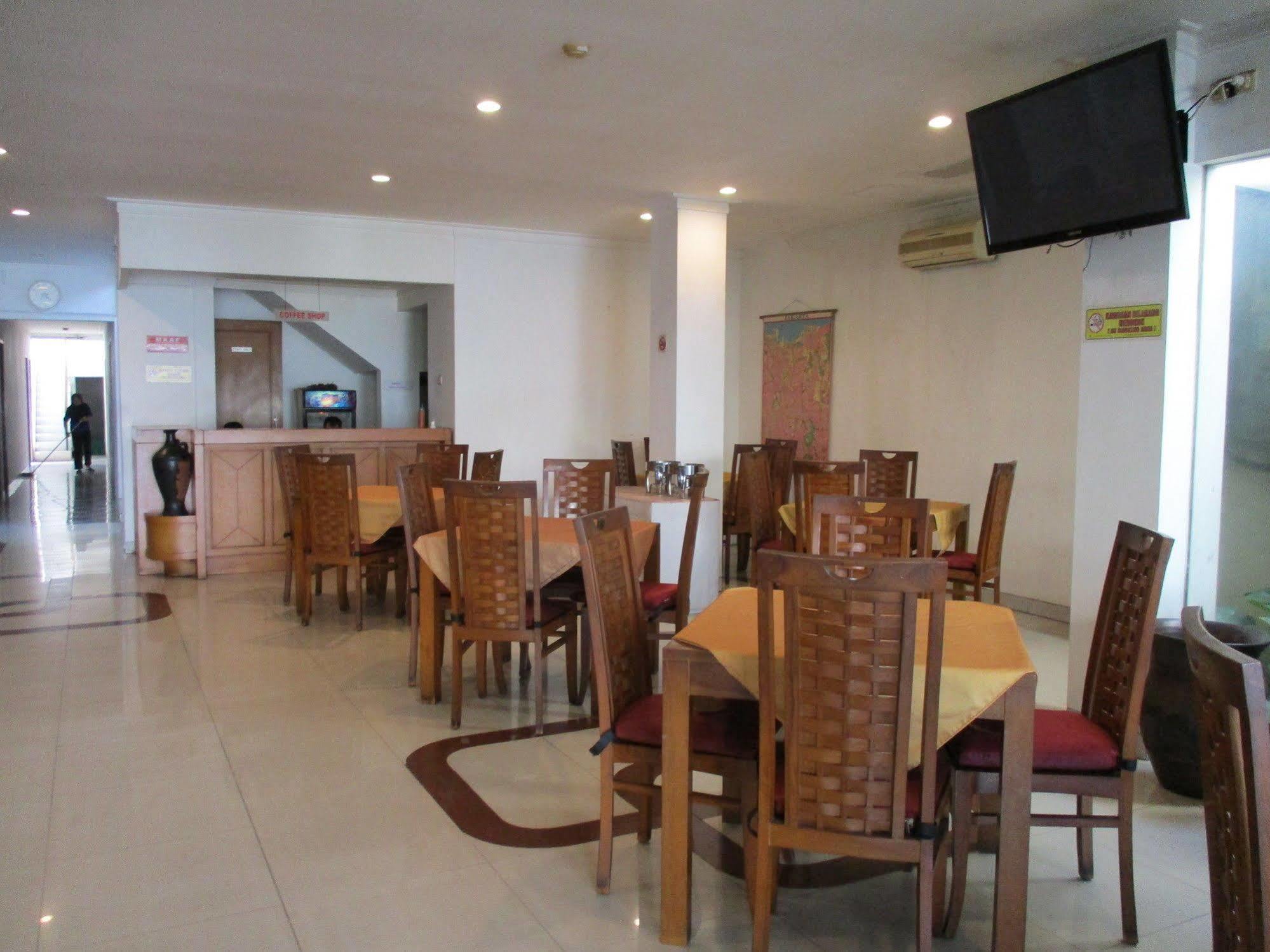 Hotel Caravan Tanah Abang Джакарта Екстериор снимка