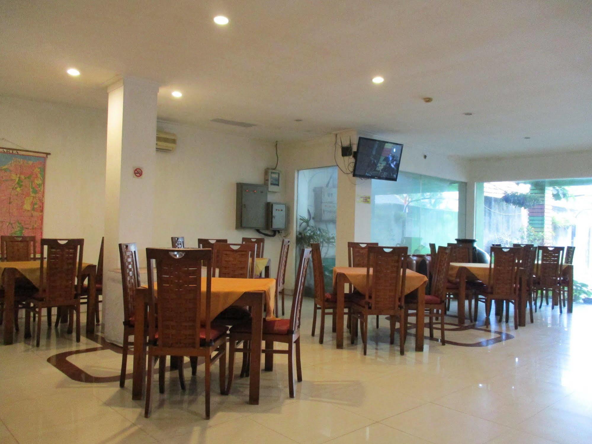 Hotel Caravan Tanah Abang Джакарта Екстериор снимка